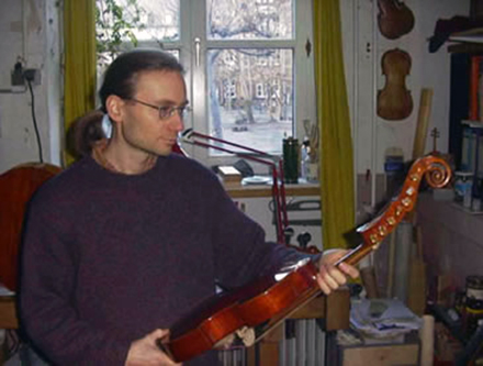 Loescher setting up a Dalla Quercia cello